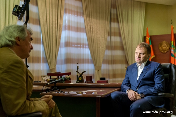 Евгений Шевчук дал интервью съемочной группе телеканала «Al Jazeera English» Евгений Шевчук дал интервью съемочной группе телеканала «Al Jazeera English»