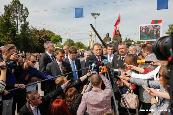 Президент ПМР: «Необходимо жить в мире, с уважением относиться к любой национальности» Президент ПМР: «Необходимо жить в мире, с уважением относиться к любой национальности»