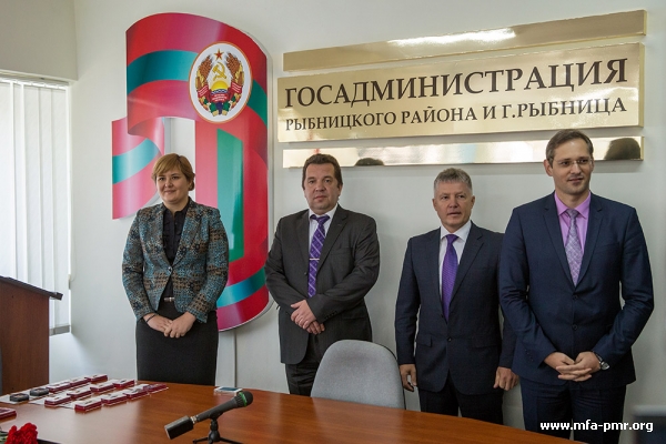 Руководитель Администрации Президента ПМР вручила специалистам МЧС России государственные награды Руководитель Администрации Президента ПМР вручила специалистам МЧС России государственные награды