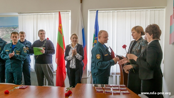Руководитель Администрации Президента ПМР вручила специалистам МЧС России государственные награды Руководитель Администрации Президента ПМР вручила специалистам МЧС России государственные награды